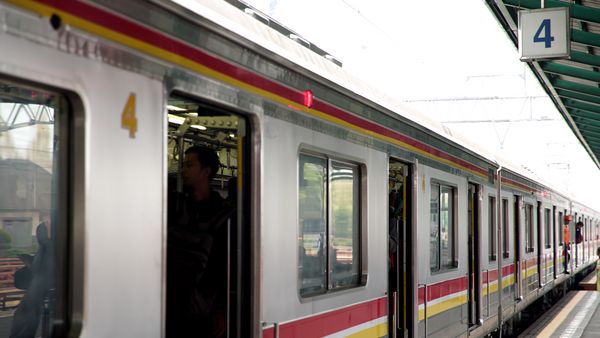 Jam Pulang Kantor Commuter Line Malah Gangguan, Warganet: Jangan Busy Day!