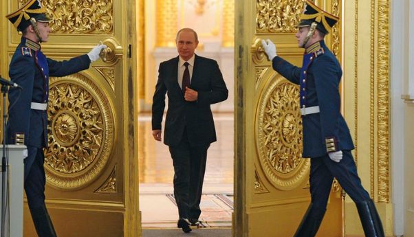 Mengungkap Keganjilan Vladimir Putin yang Tak Pernah Mengayunkan Tangan Kanan saat Berjalan