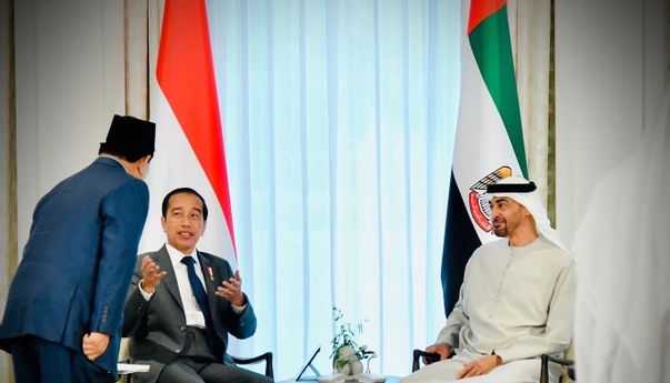 Sikap Hormat Prabowo di Depan Jokowi Saat Duduk dengan Presiden UEA Banjir Pujian: Patriot Sejati!