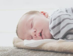 Tidak Sama dengan Orang Dewasa! Ketahui Pola Tidur Bayi Usia 0-12 Bulan