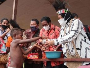 Mensos Risma Gelontorkan Dana Rp3,7 M Untuk Rakyat Adat Papua