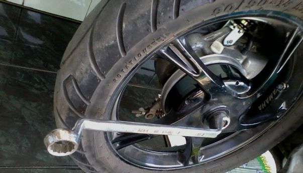 Selain Ban Bocor, Inilah Penyebab Ban Belakang Motor Goyang Dombret