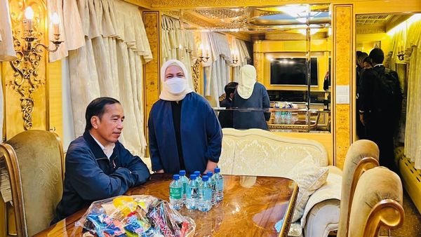 Penampakan Kereta Luar Biasa yang Membawa Presiden Jokowi Bertemu Zelensky, Didominasi Interior Berwarna Emas