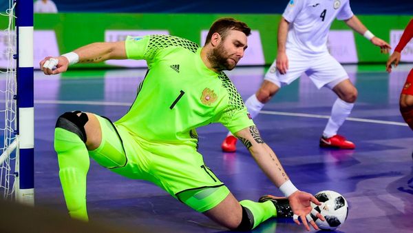Aksesoris Olahraga Untuk Kiper Futsal yang Wajib Digunakan Saat Bermain